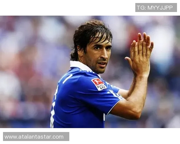 足球球星赛场下跪引发热议体育精神与社会责任再度成为焦点 足球球星赛场下跪引发热议体育精神与社会责任再度成为焦点