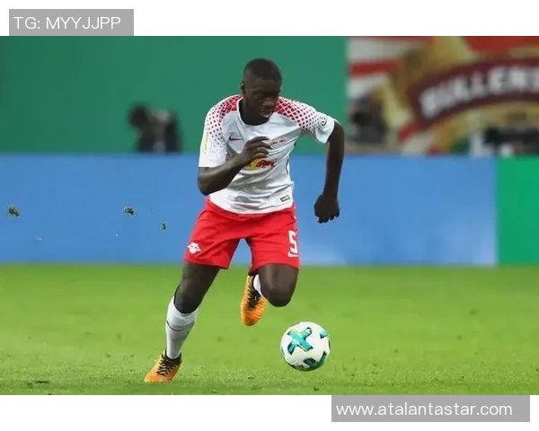 体型偏瘦却实力非凡的女足球星如何在竞技场上突破自我实现辉煌