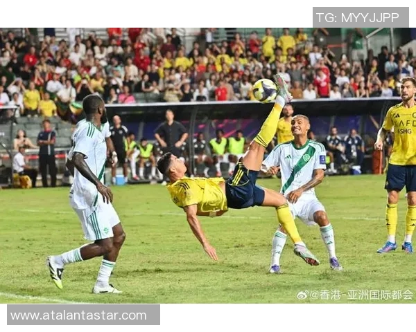 足球巨星与球迷亲密互动现场亲手碰拳引发热烈反响 足球巨星与球迷亲密互动现场亲手碰拳引发热烈反响