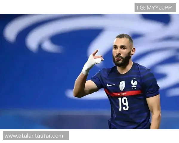 2000年全球足球百大球星榜单回顾与分析：经典时刻与传奇球员的荣耀岁月